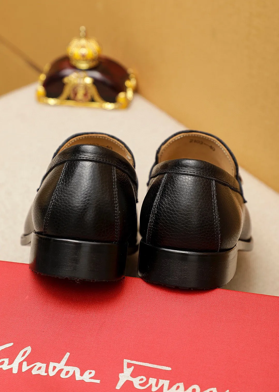 Men's shoes 💰460 💐 Product trademark: Ferragamo "Ferragamo" casual leather shoes Regular size: 38-44 (45.46🉑️customized) Product materials: Selected imported first-layer pebbled cowhide leather upper + luxury hardware buckle, imported water-dyed cowhide leather lining. Strong three-dimensional visual effect, original outsole color: 2⃣️seed leather materials optional